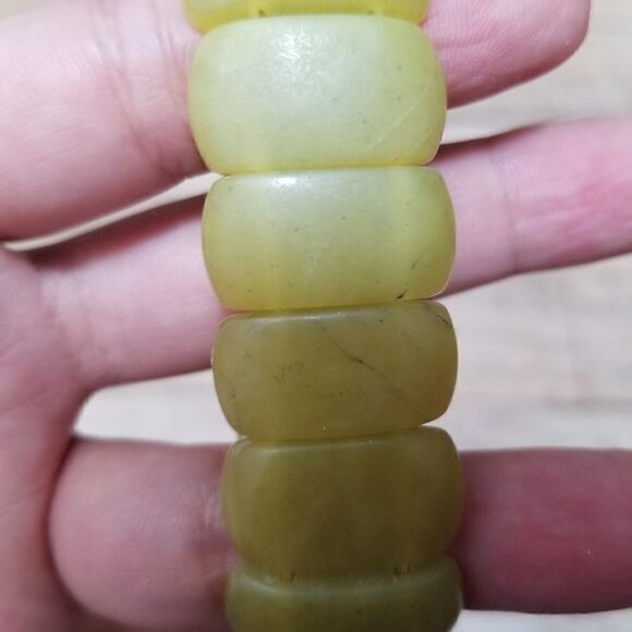 Vintage Green Bakelite Stretch Bead Bracelet - Picture 2 of 4